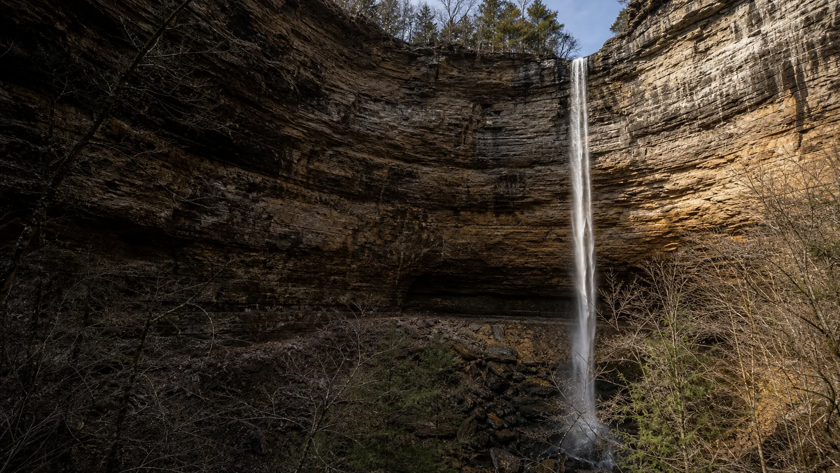 Hemmed-In-Hollow Falls waterfall guide